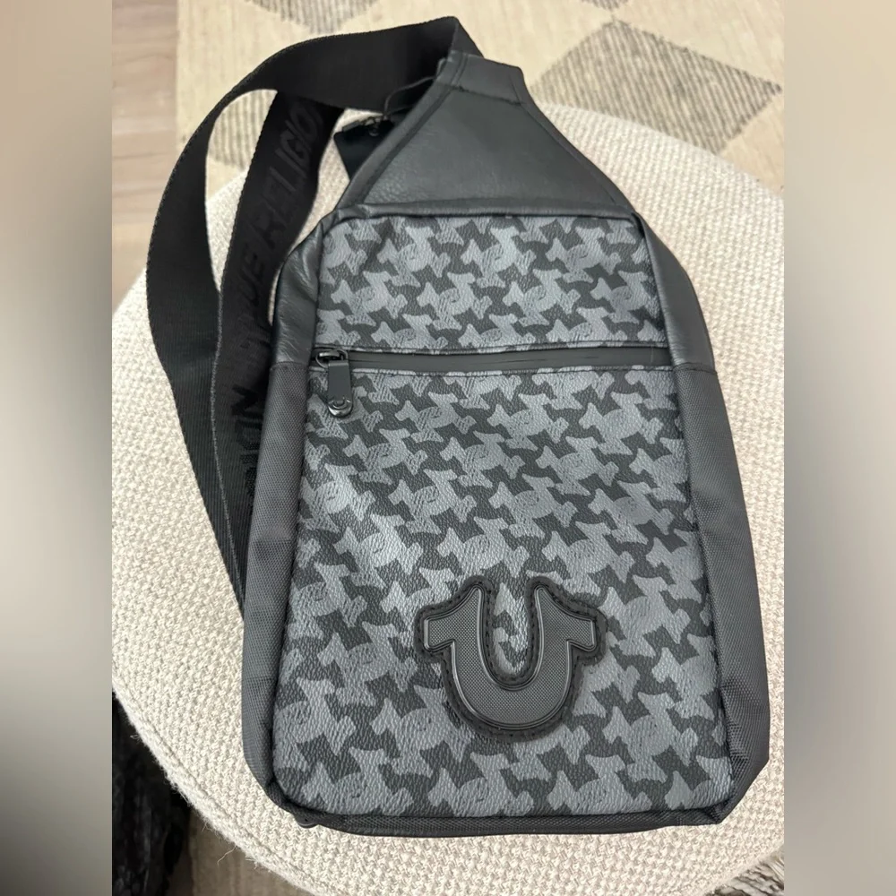 True Religion Sling Bag Grey Black Monogram Logo Crossbody Phone/Wallet NWT - Picture 3 of 5